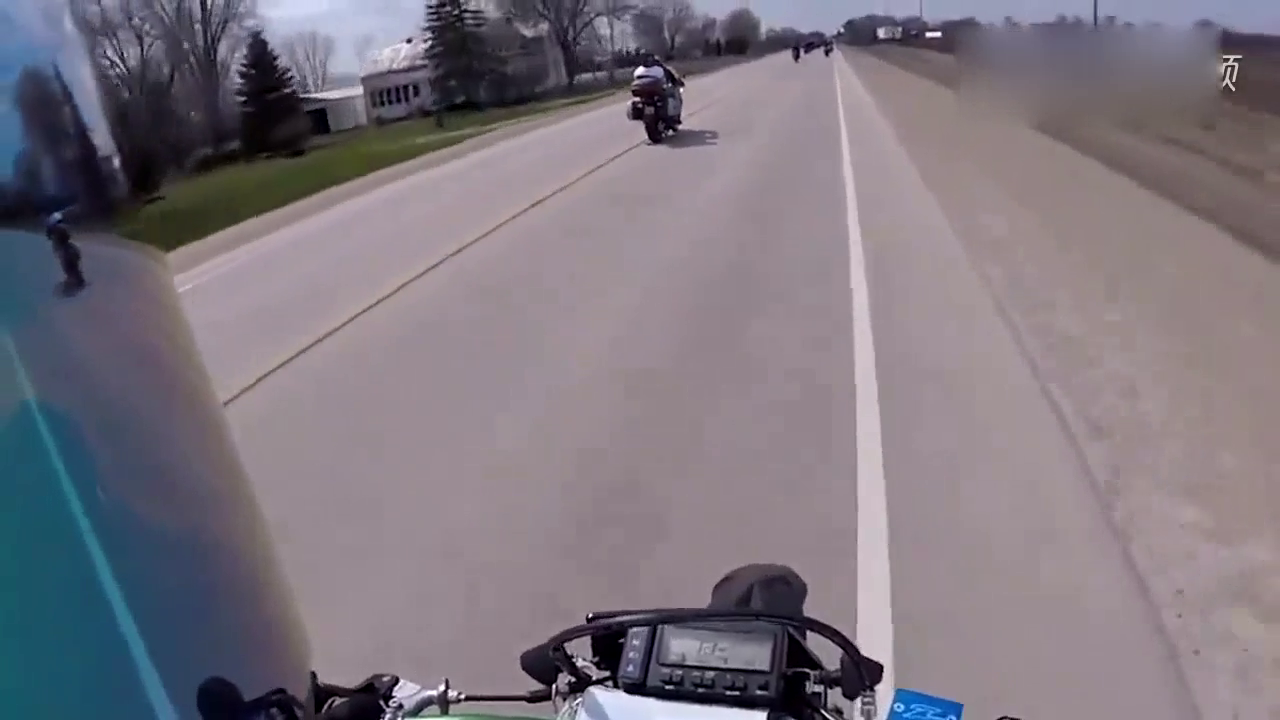 一只狗闯入公路引发连环车祸 一名骑手险些遭卡车碾压