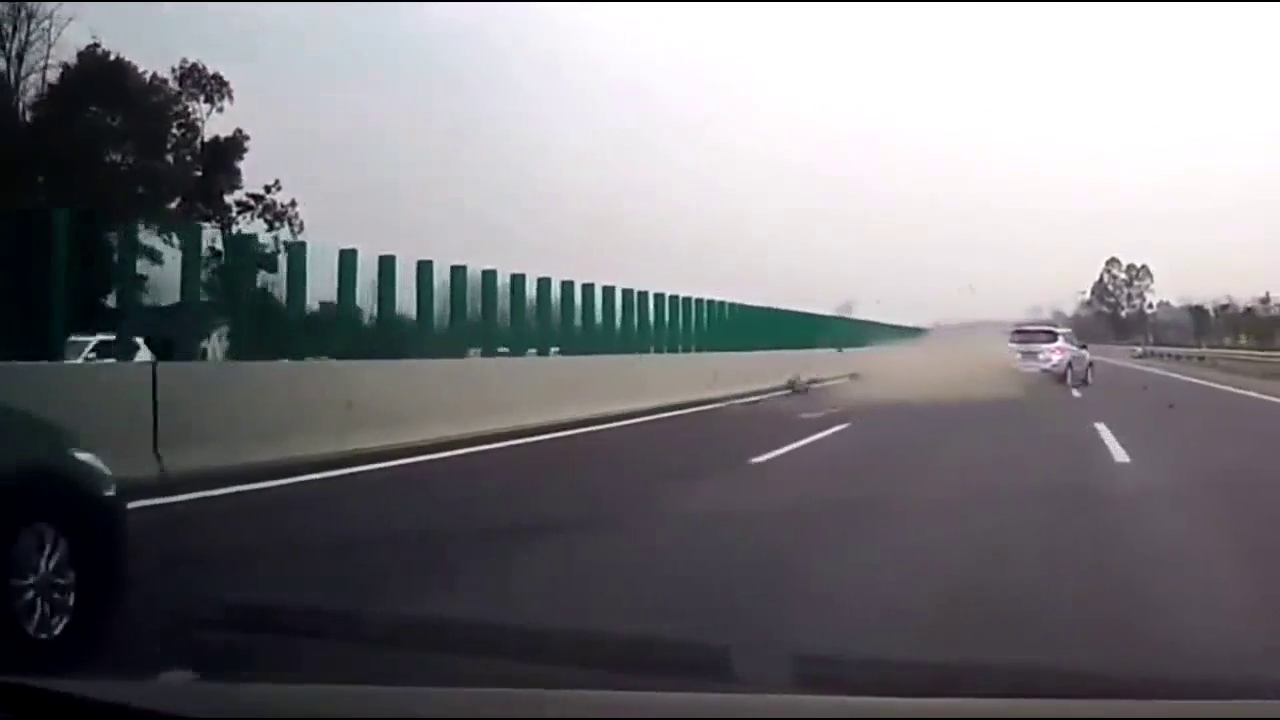 惨烈车祸集锦 电动车高速路逆行驶向奈何桥 谨记交通安全