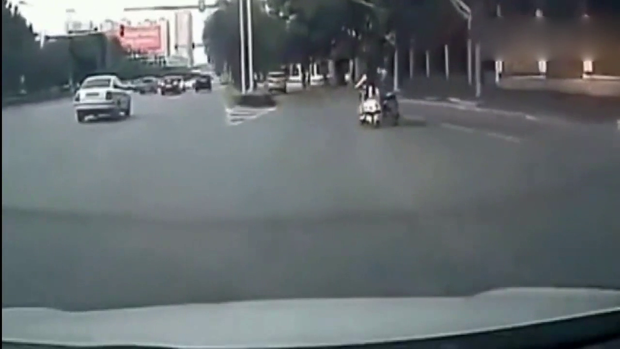 心疼妹纸 对于这位电动车渣男 各位老司机有什么要说的吗？