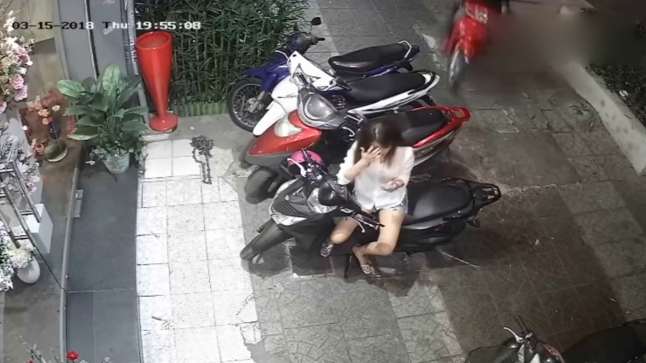 门口电动车不翼而飞，监控还原真相，这俩人也太狡猾了！