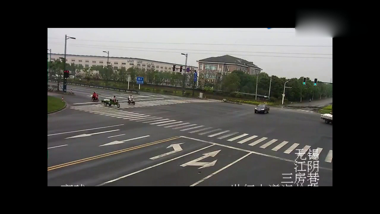 闯红灯的电动车司机哪怕观察一下，车祸也不会发生