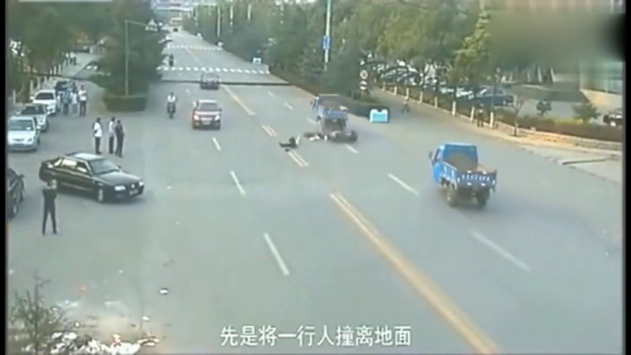 电动车男子撞倒路人却丢了性命，家人查看监控，再也控制不住了