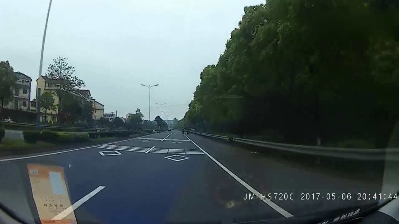 皮卡斑马线前不减速，将电动车惨烈撞飞