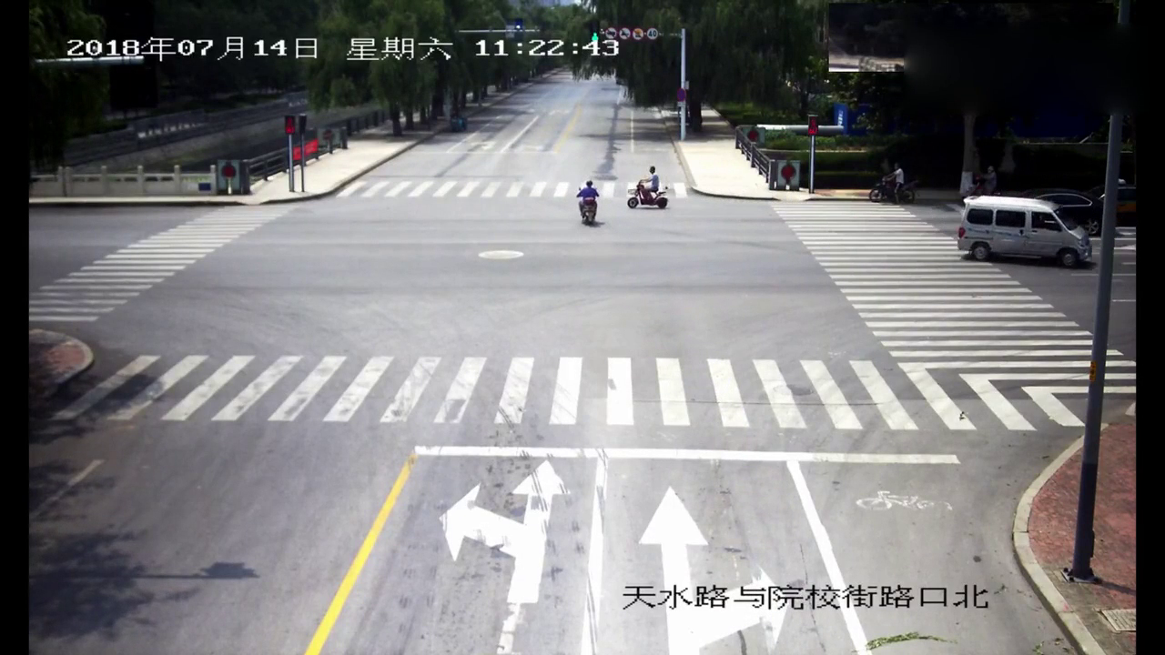 电动车男子闯红灯引发事故，更可气的一幕还在后面