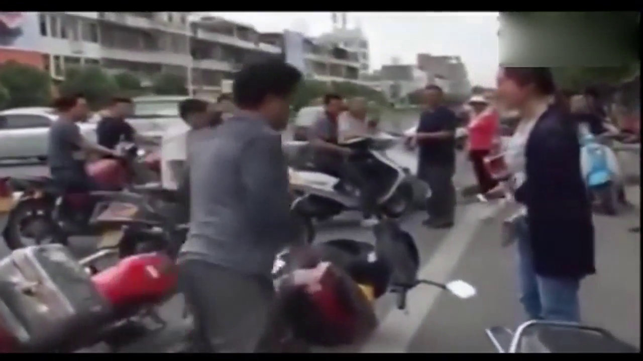 电动车男子和另一女子发生剐蹭起争执，竟当街暴打女子