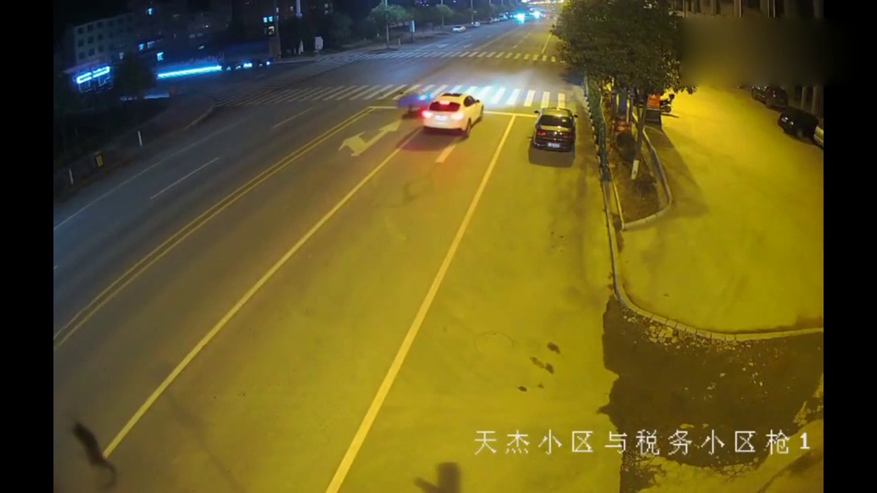 电动车毫不顾忌逆行，最终被撞付出惨痛的代价