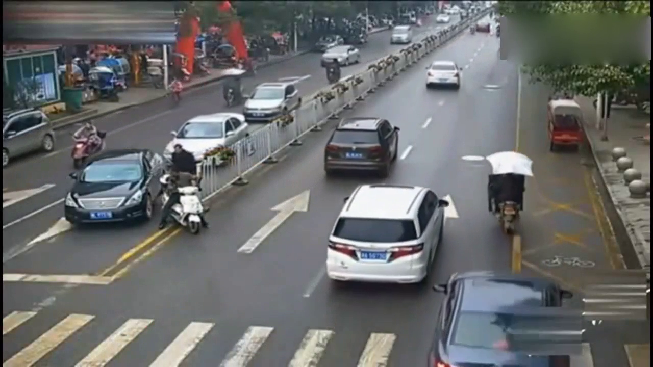 电动车狂妄无知，险些害惨小汽车，我内心想说：做的漂亮