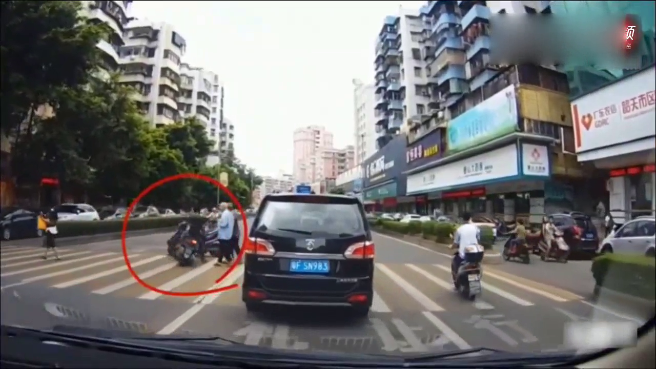 为什么司机都讨厌电动车？看完这个就知道了