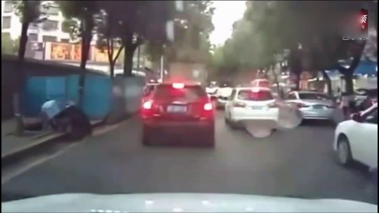 为什么司机都讨厌电动车？看完这段视频你就知道了！