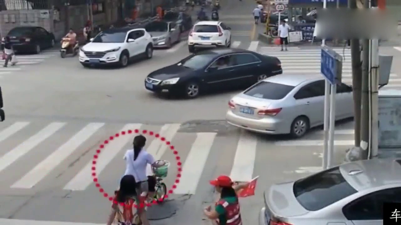 俩女子路边喊破了喉咙，电动车女子还装傻充愣，3秒后他老公绝望