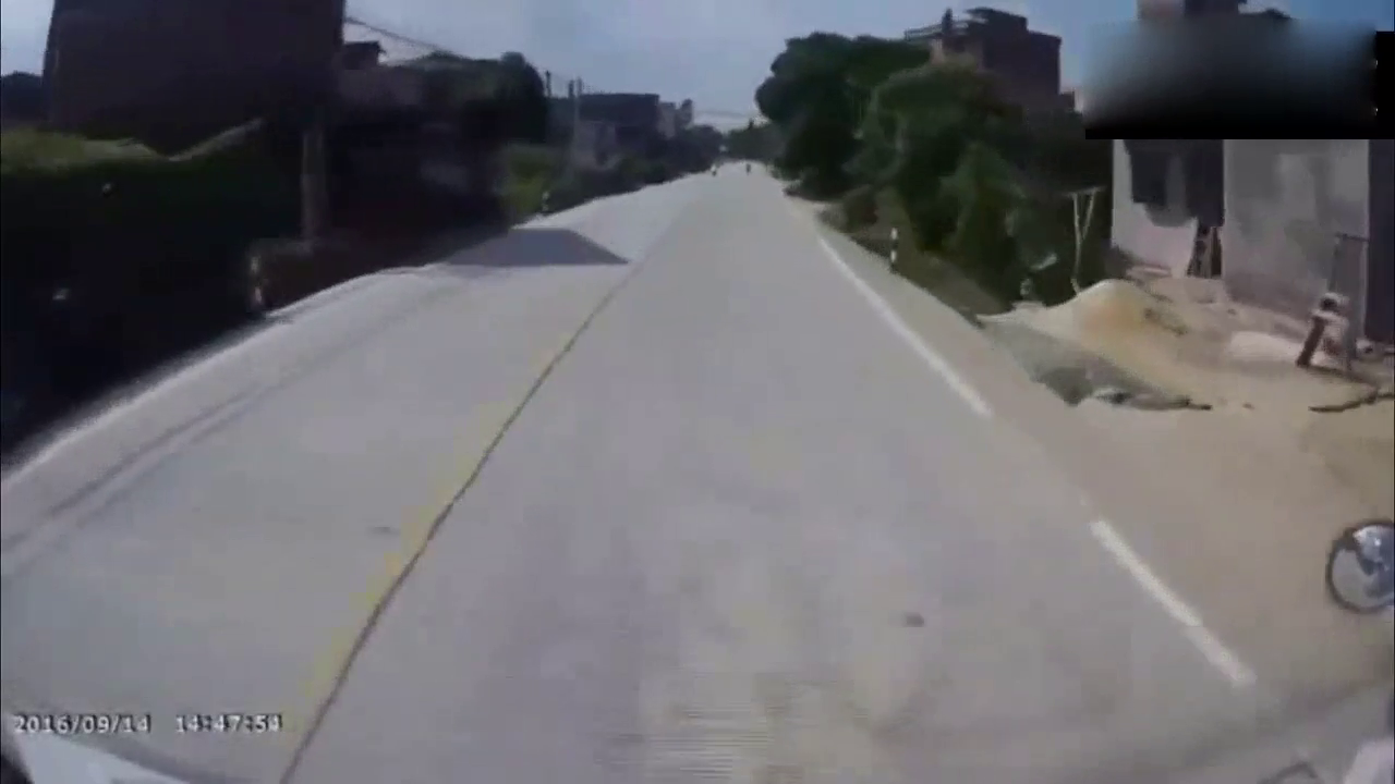 电动车逆行了还不知道，最后被惨撞