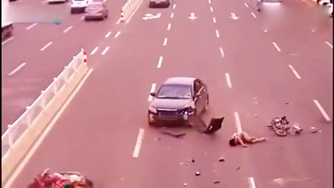 电动车男子横穿马路，突然发现不对劲，下一秒付出了血的代价