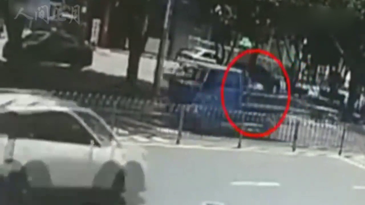 无知电动车行驶在机动车道上，监控正好还原事发全过程