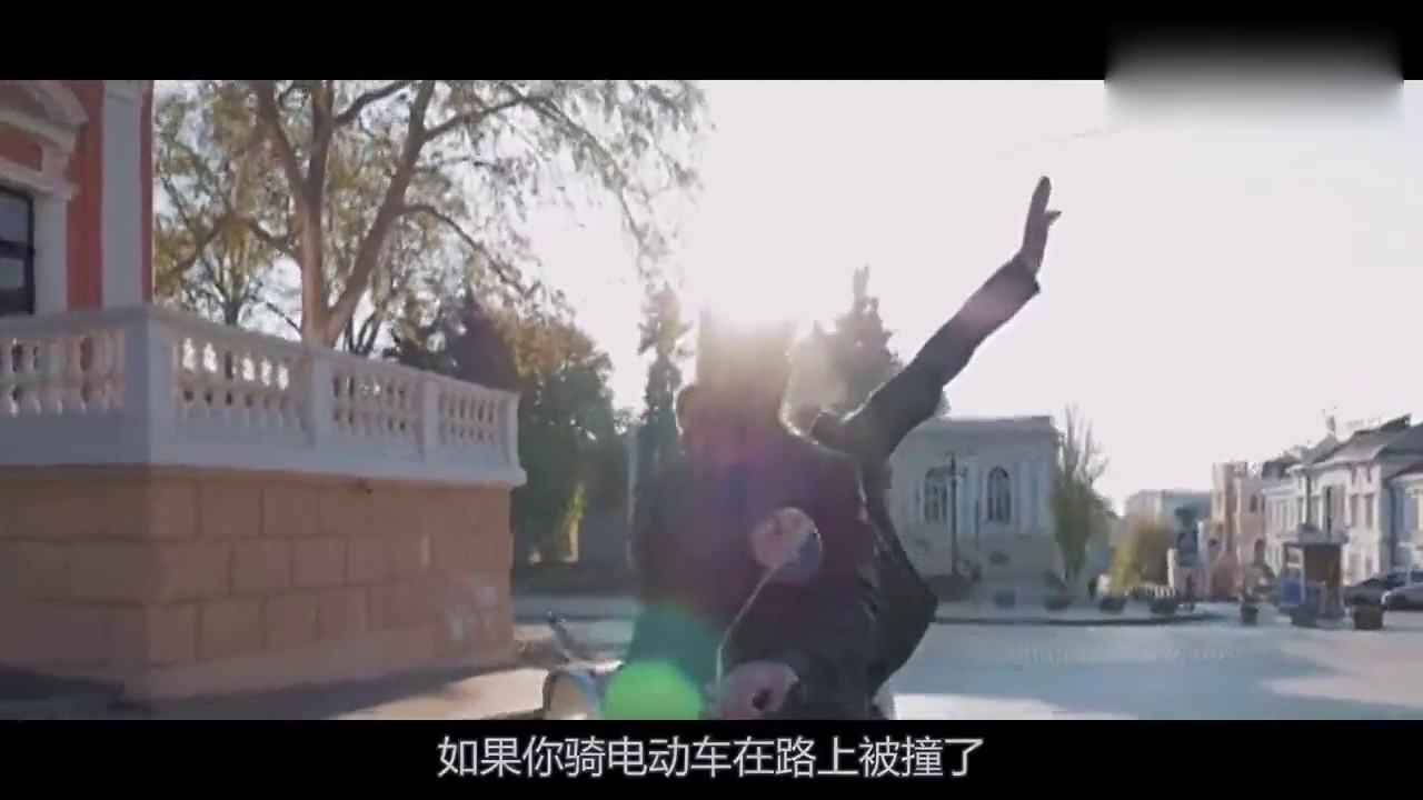 电动车正常行驶被撞碎，驾驶员爬起身子就跑？实在匪夷所思