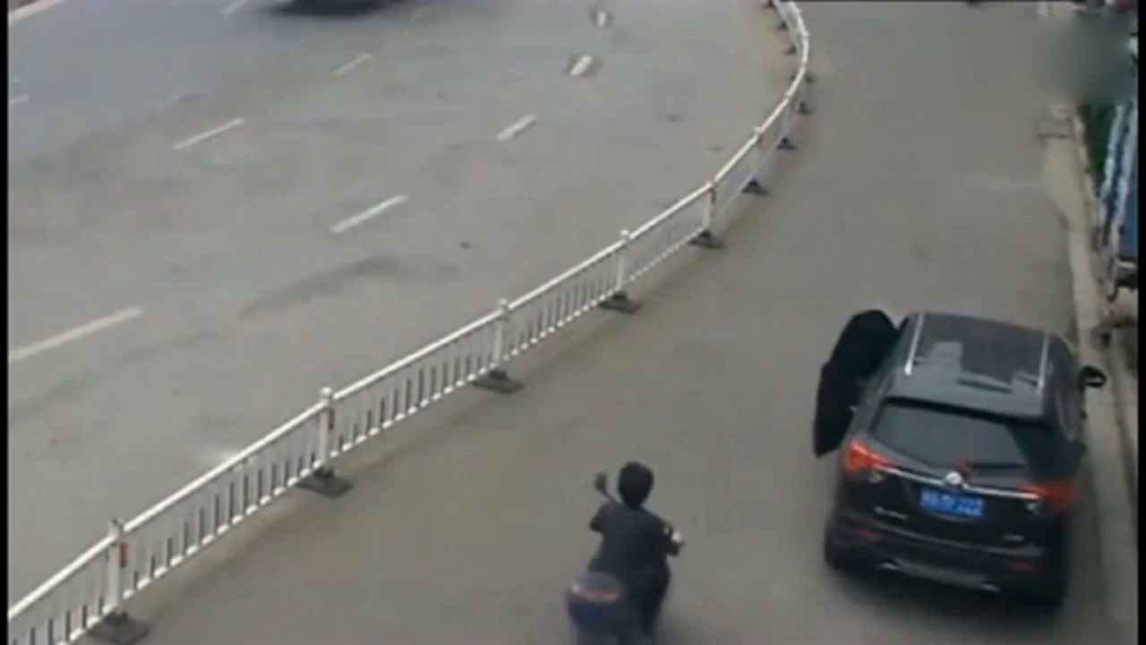 电动车女孩发现了不对劲，可是一切都已经来不及了，悲剧