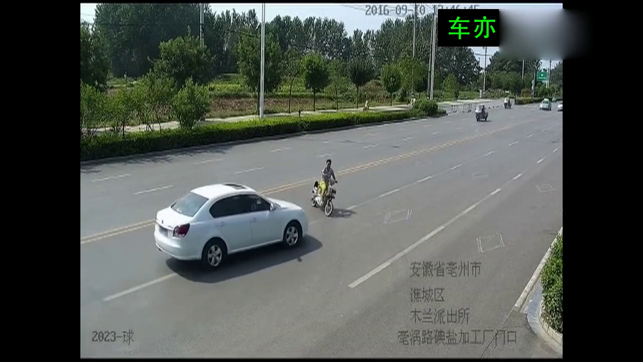 电动车女子横穿马路，被轿车惨烈撞飞