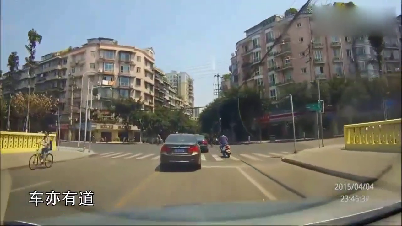 电动车的这个鬼探头，被出租车惨烈撞飞