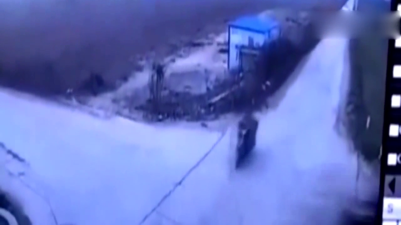 电动三轮车将两轮电动车撞飞后 酿惨烈车祸