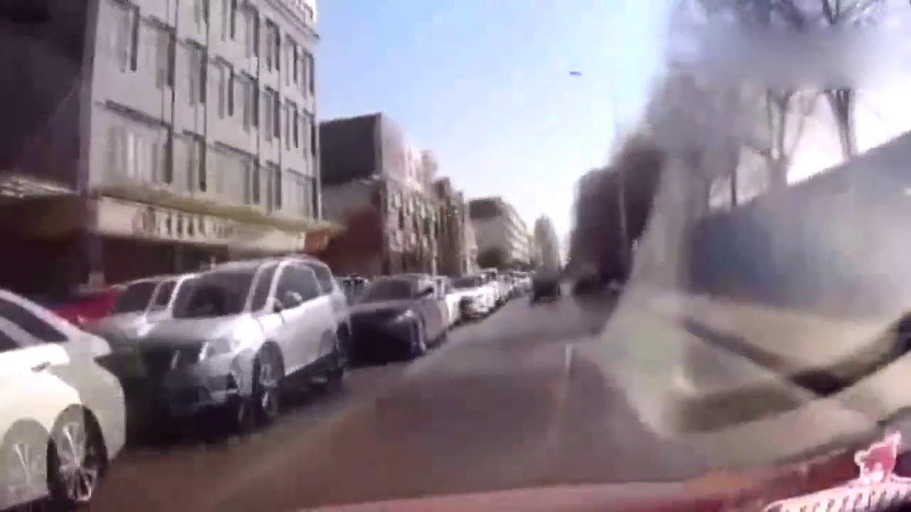 电动车从路旁直窜视频车前堵路 视频车义无反顾的怼了上去