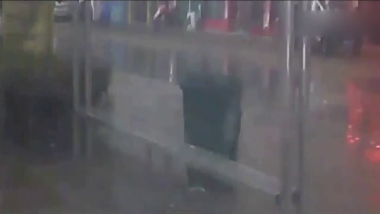 电动车也不知道哪得罪小轿车了 就被小车给迫害了