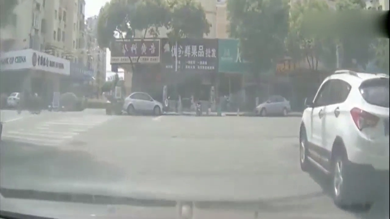 电动车为什么招人烦 看看这视频就懂了