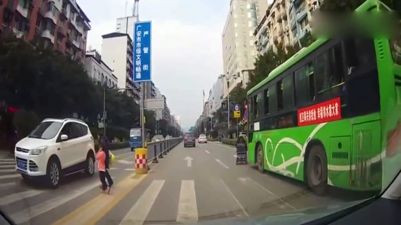 电动车大爷这是要直怼公交车的节奏 司机十分害怕