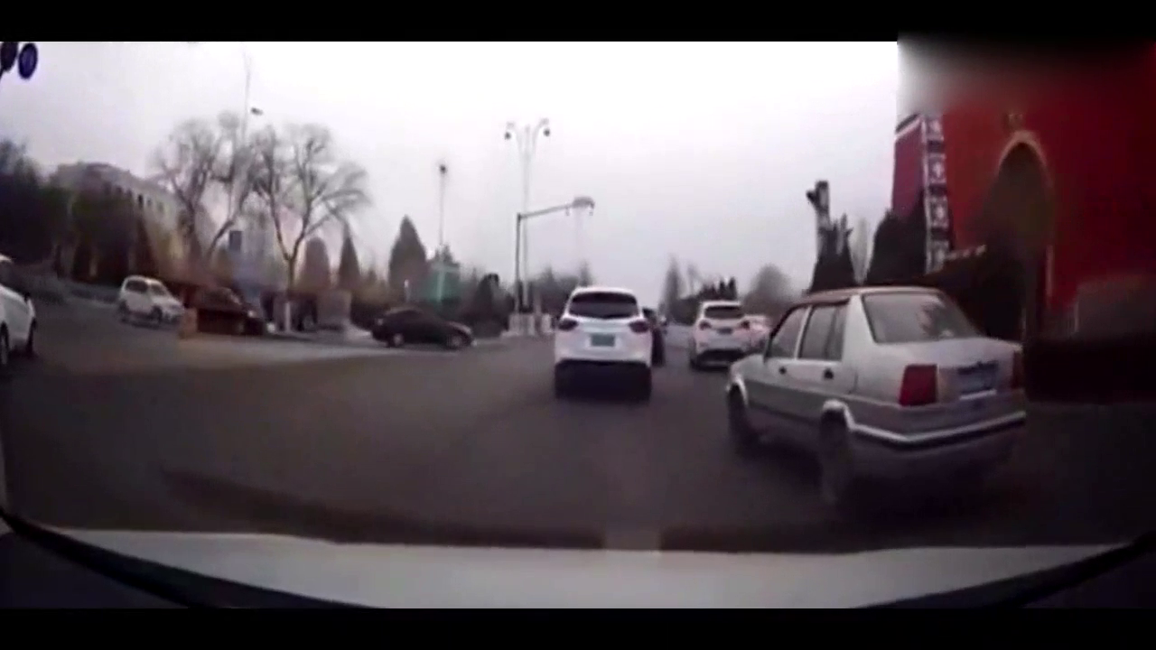 电动车与小车的故事，电动车美女说这黑锅我不背！