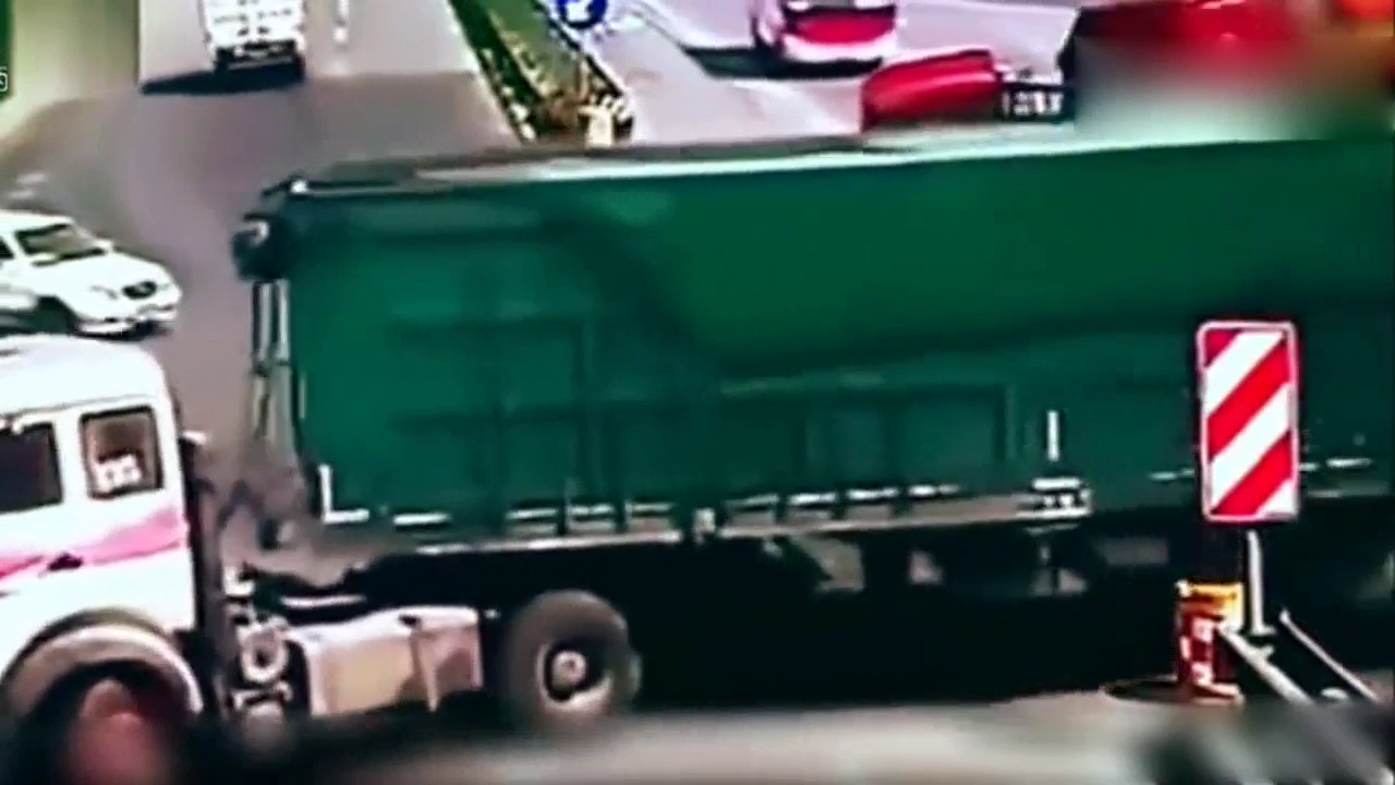 大货车都停车避让，不怕死的电动车还往上冲，下场很惨！