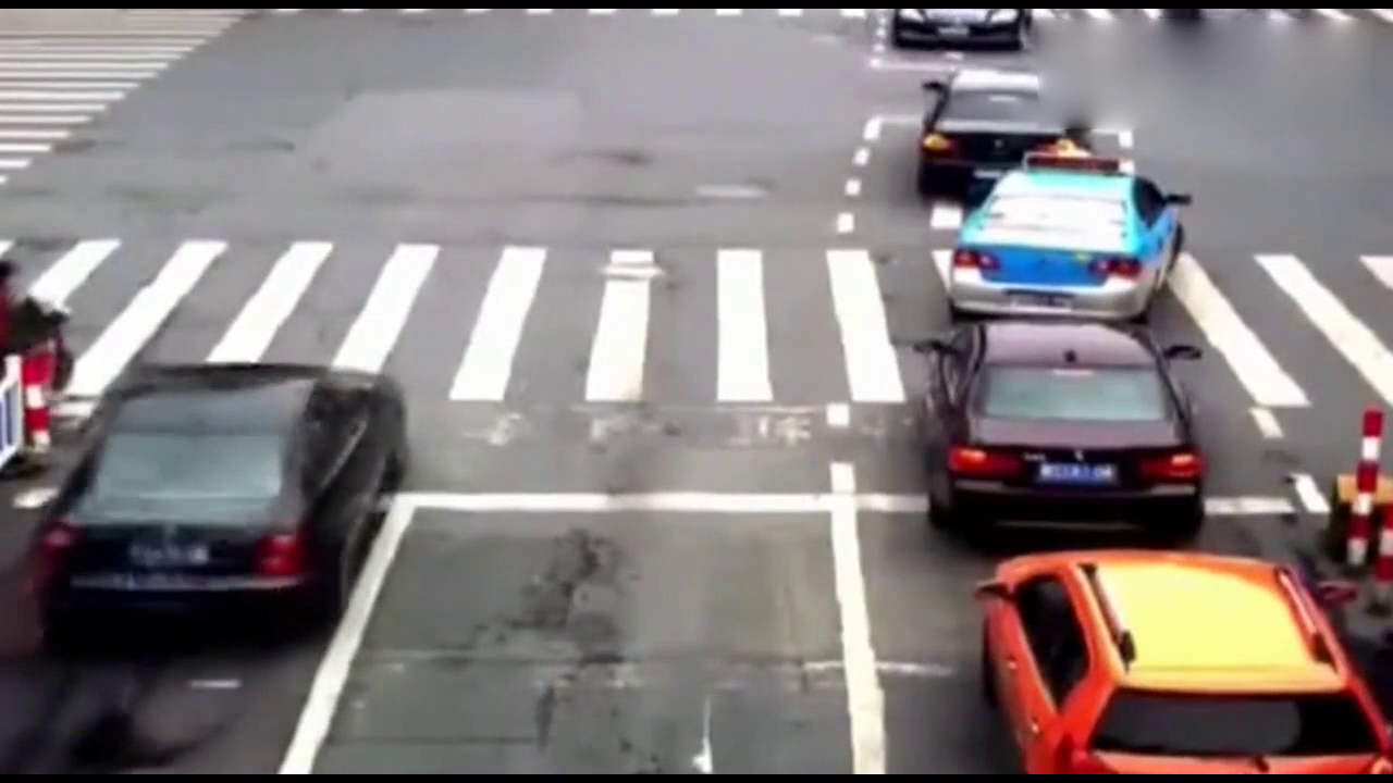 这几段车祸告诉大家，为什么会有这么多司机痛恨电动车了