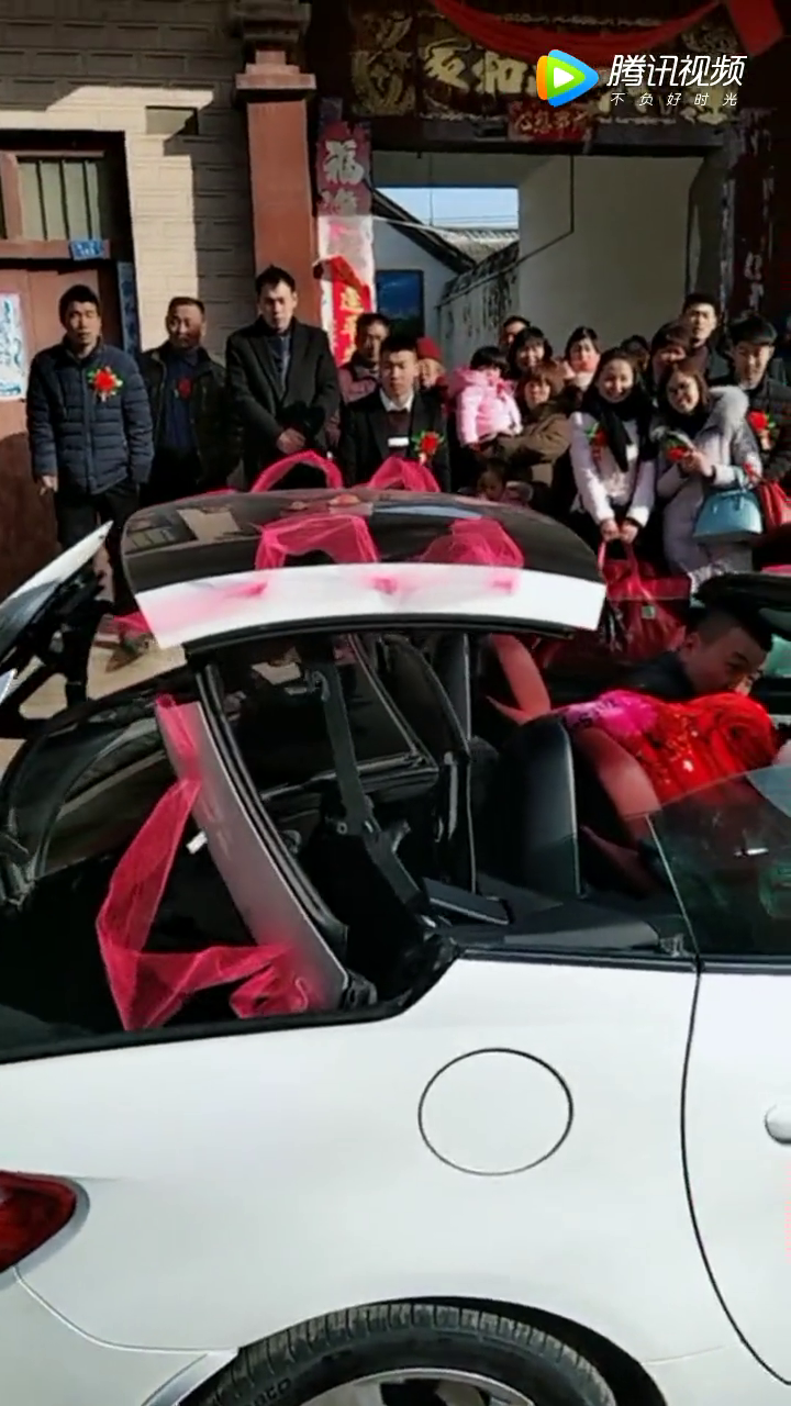 结婚开敞篷车 在门口显摆 结果玻璃卡住了