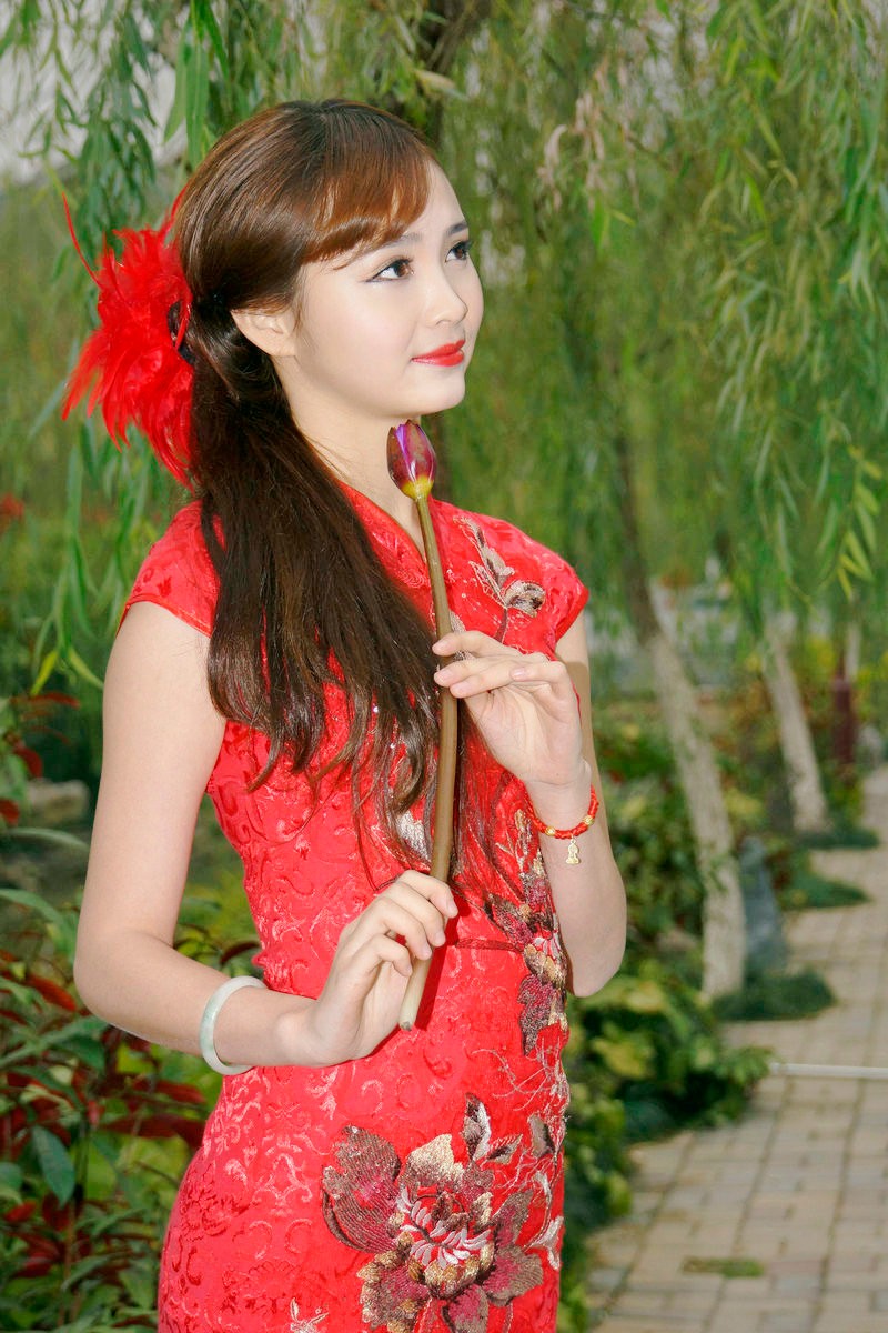 江南水乡性感旗袍美女,你最喜欢哪一个?