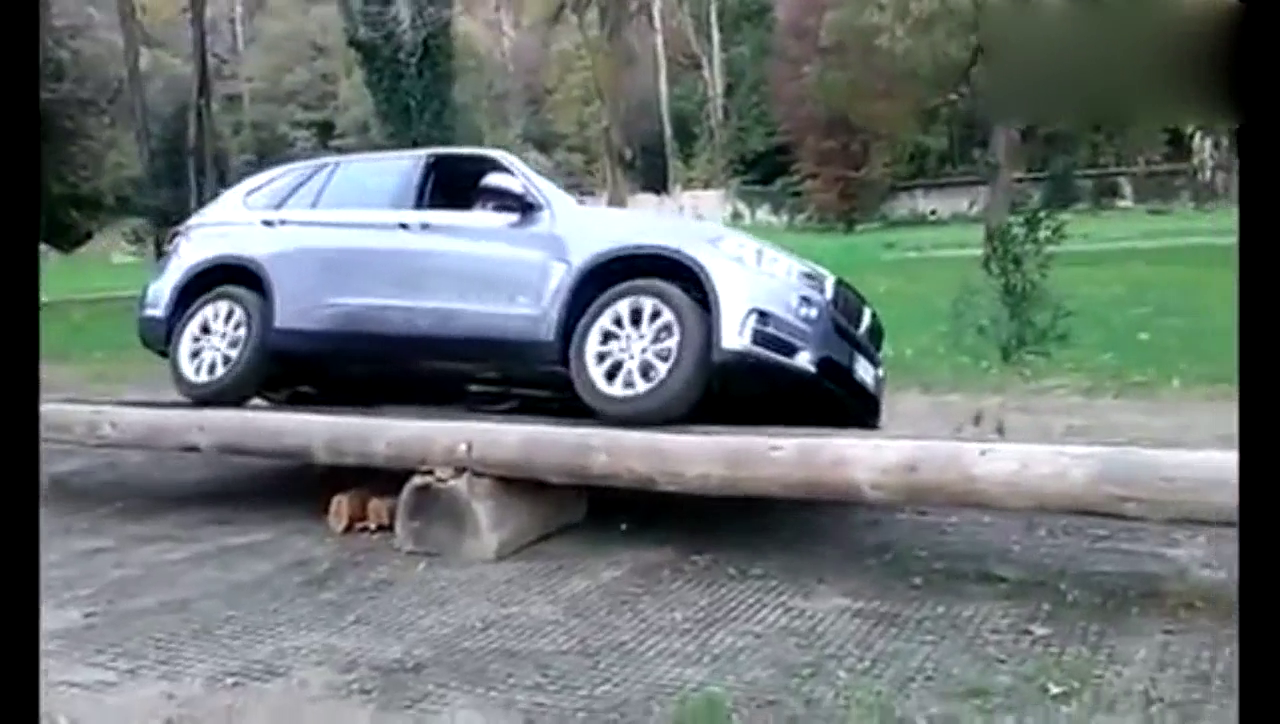 越野SUV不行那是钱没到位，看看宝马X5的越野能力，服不服？