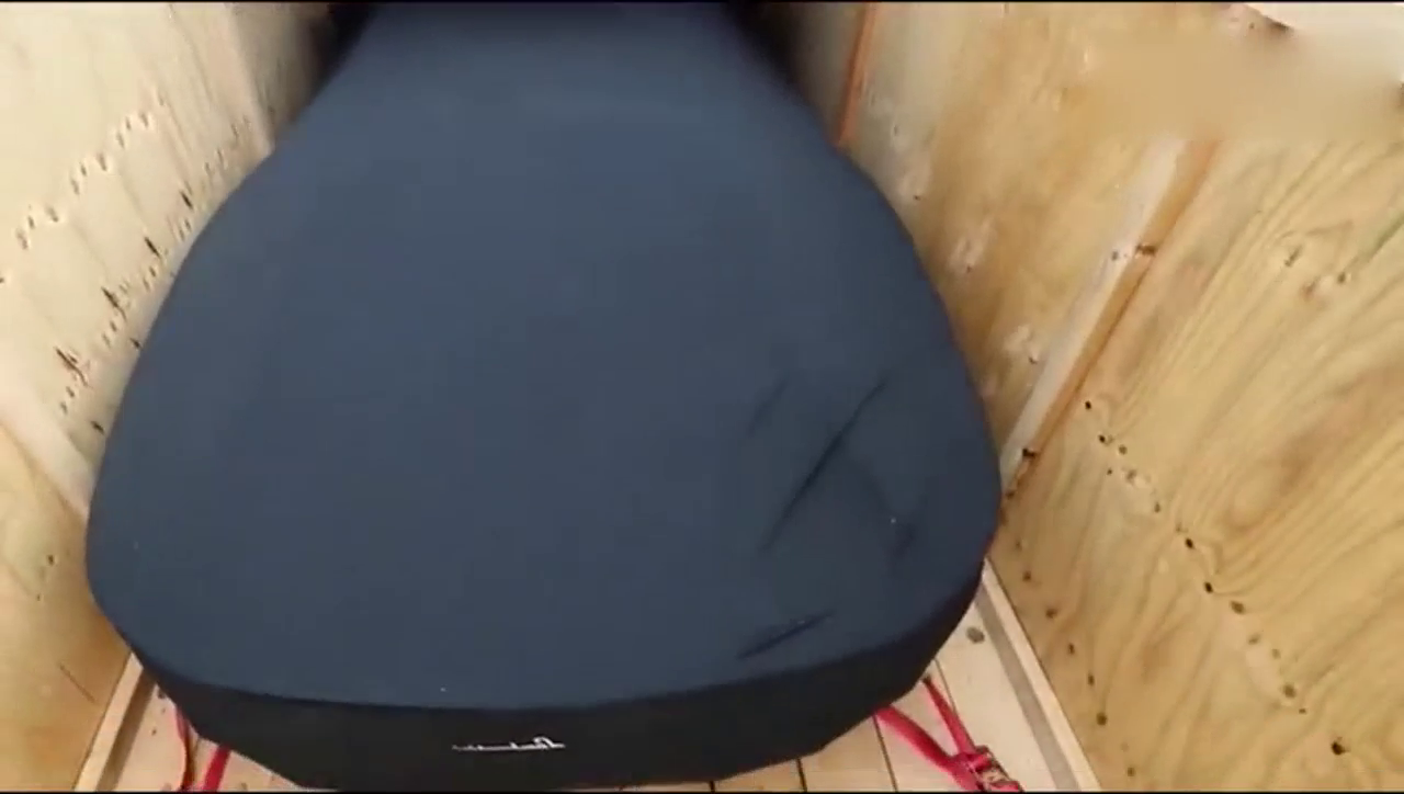 土豪订购的超级跑车刚到货，拆箱的一刻，才是霸气的体现！