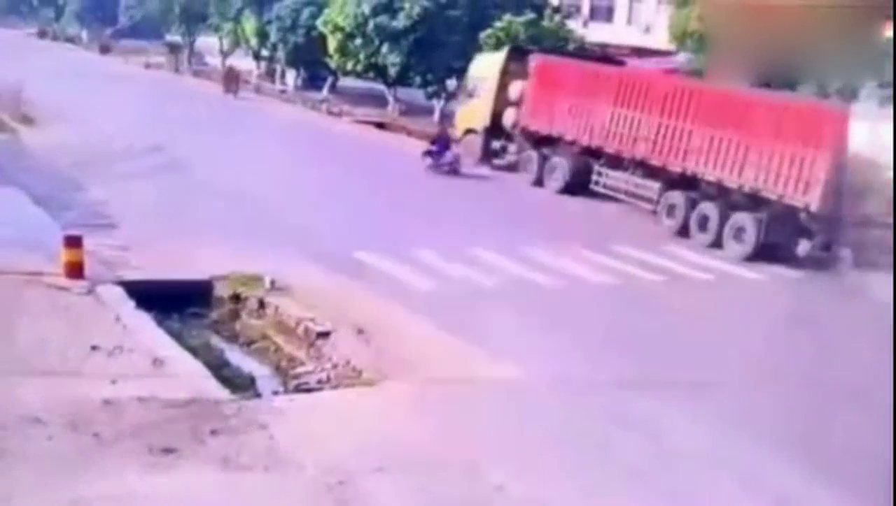 为救电动车一命，货车司机居然做出这样的选择