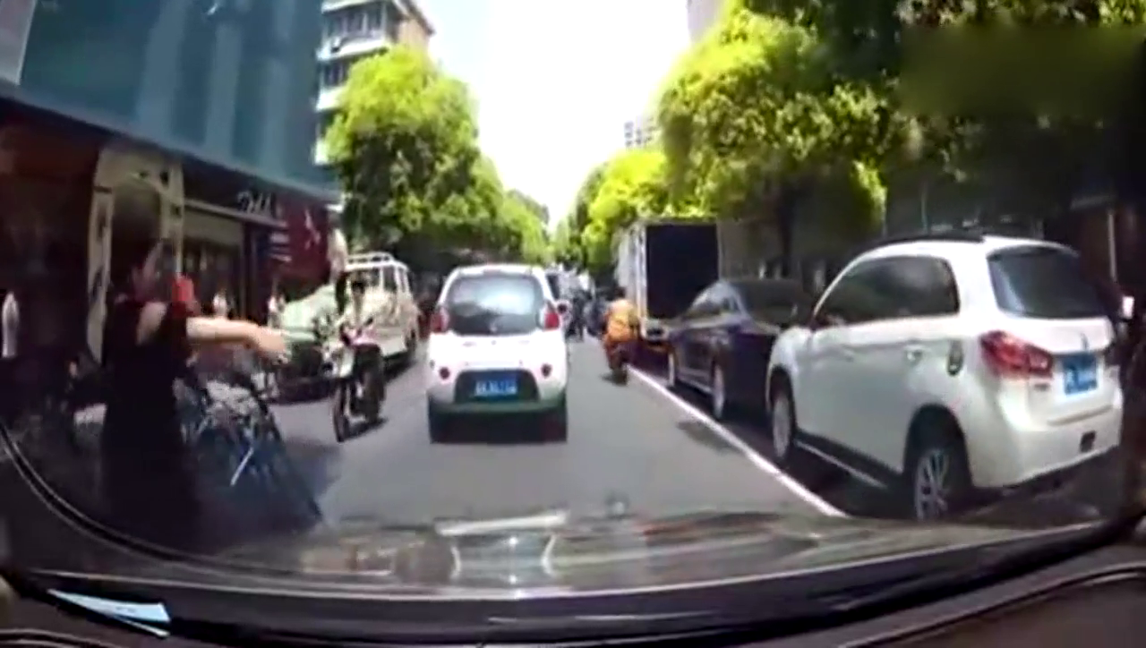 当电动车遇上手推车 会发生什么样的故事