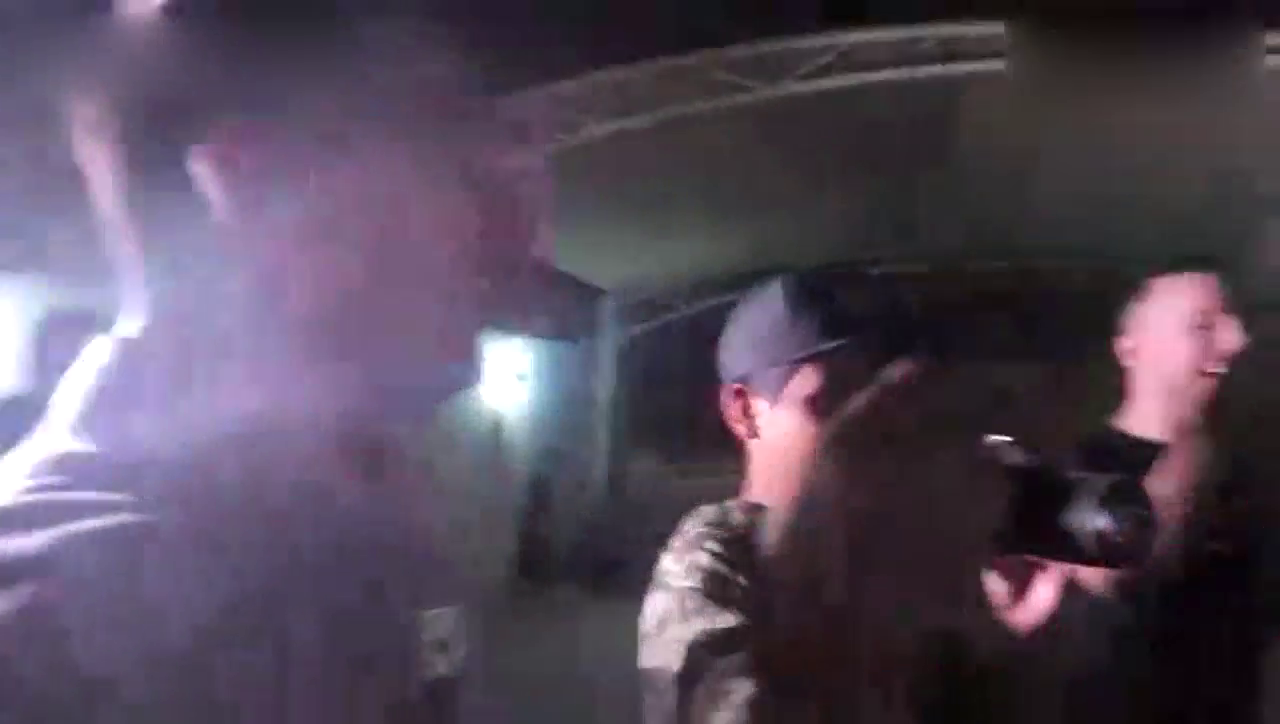 小伙子终于梦想成真得到三千万跑车，庆祝蛋糕有点格格不入