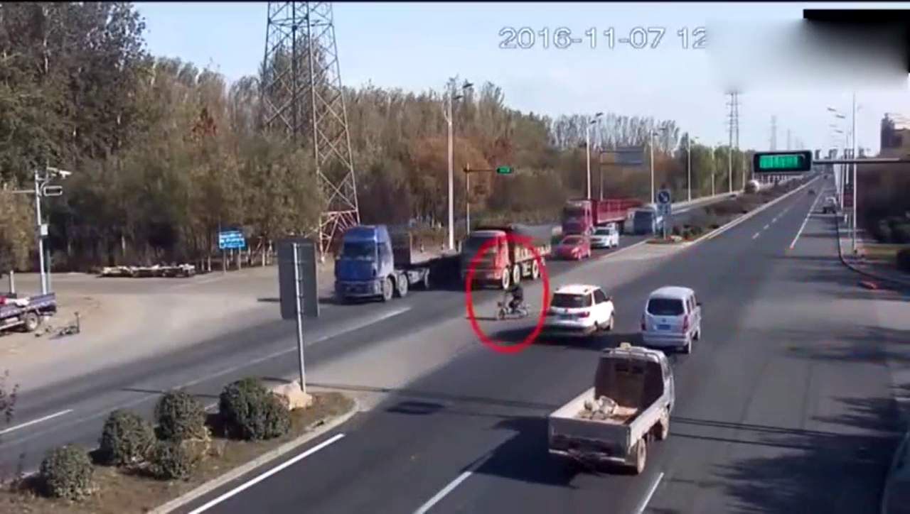 电动车无视红灯一头扎进大货车轮，无法无天换来命丧黄泉！