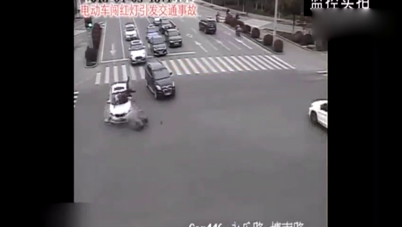 电动车肆意闯红灯完全无视车流，他以为没人敢撞他！