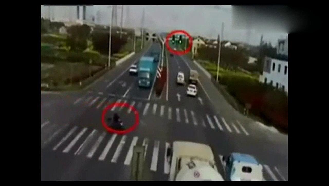 电动车简直无法无天，跟三辆大货车抢道，接下来太惨了！