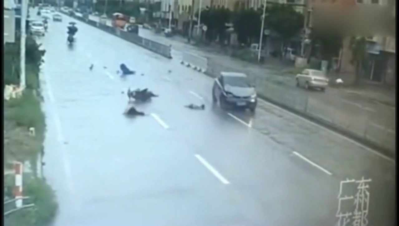 电动车害死了自己坑惨了别人，回看监控，家人再也忍不住了