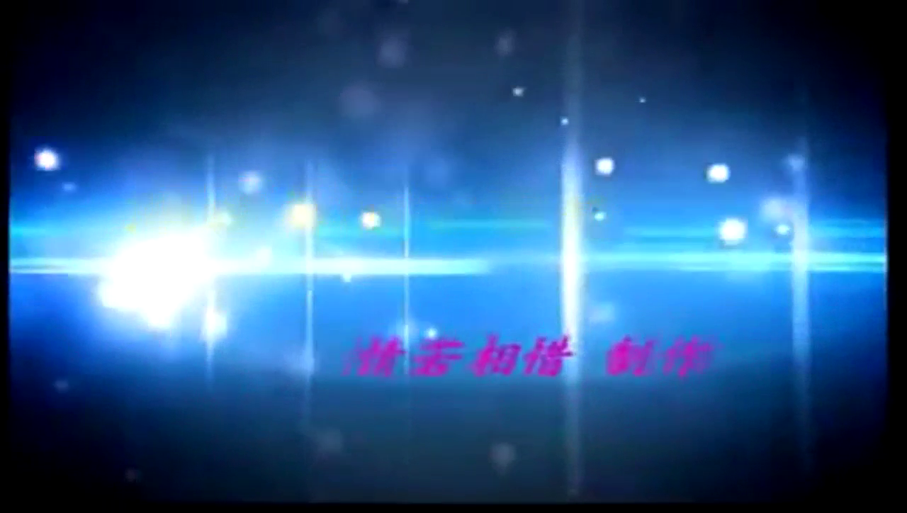 电动车闯红灯过路口不要命，大货车饶他一命，小轿车却终结他