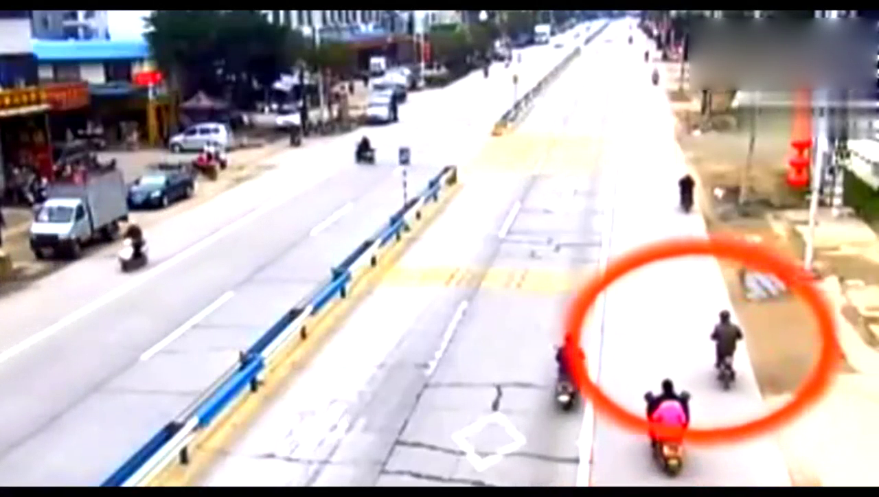 电动车回头看到大货车和他抢道，监控正好拍下这一画面