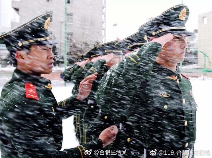 帅气!军魂入骨,军装难脱,英勇的公安消防部队[