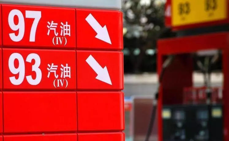 加油站里装充电桩?两桶油与国家电网的未来大佬之争!