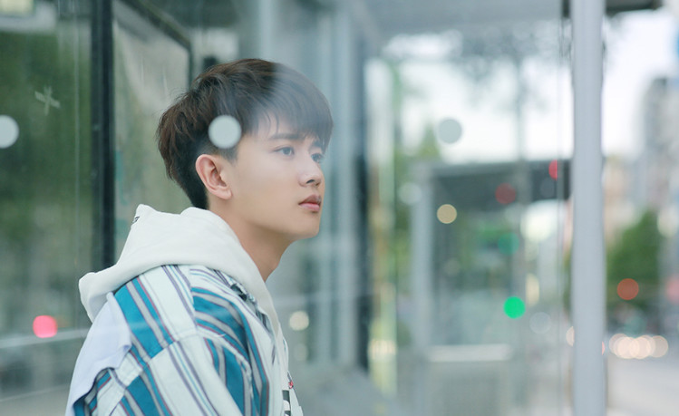 小鲜肉感慨每天睡3小时,网友怒怼:一天赚人家