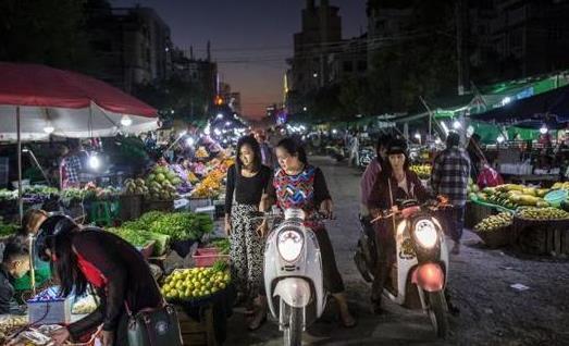 缅甸真实的夜市现状 富人与游客都在挥霍,穷人