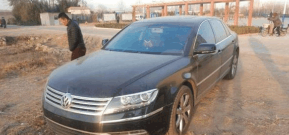 80万大众辉腾低价过户给表弟, 拿回家却被当桑塔纳使用