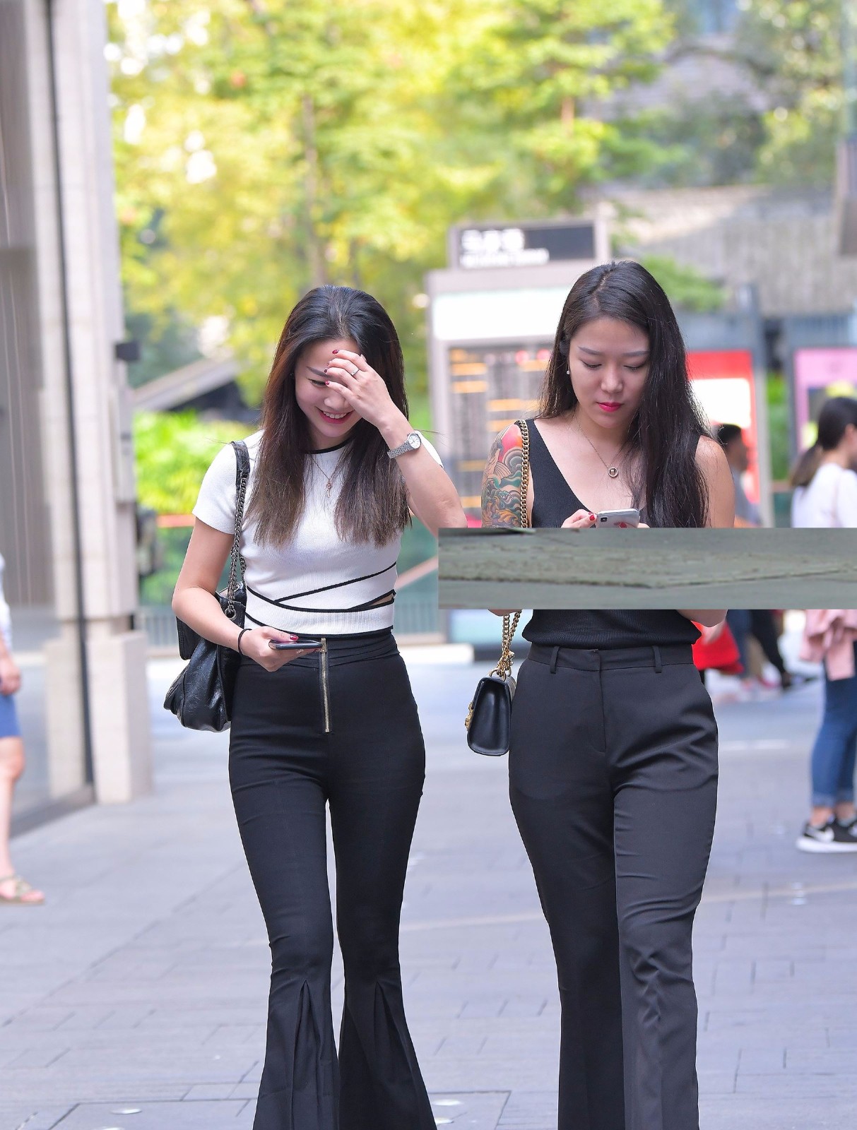 街拍,迷人紧身黑裤的美女,没想到会这么漂亮