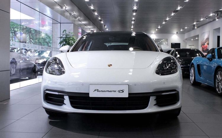 小伙贷款买辆保时捷，之后因还不起车贷，就故意把车撞报废！