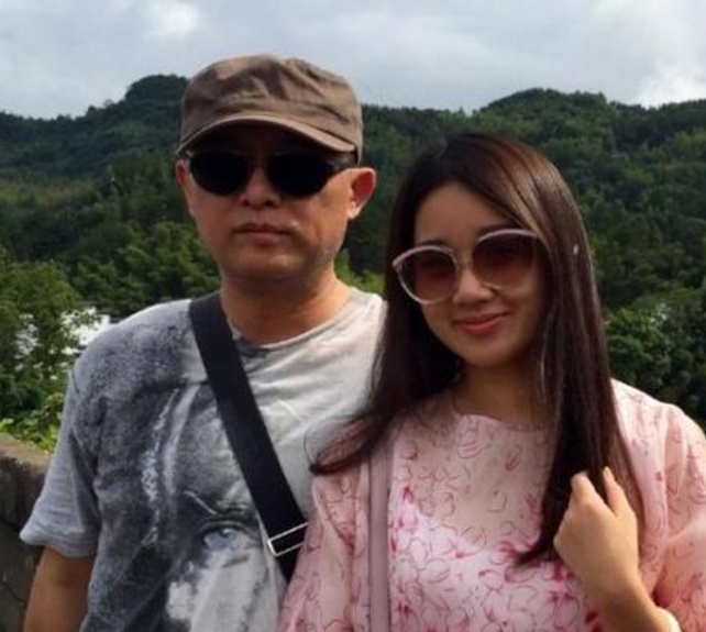 同为情商高,孟非的老婆气质不凡,涂磊的老婆却截然不同